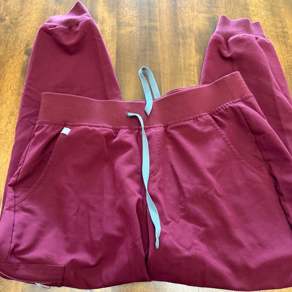 FIGS  Women's Zamora Jogger Scrub Pant medium petite maroon